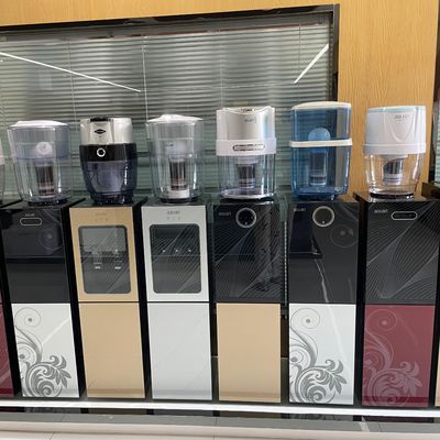 Dispensador de água de carga inferior personalizável com opções de resfriamento por compressor